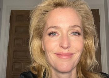 Twitter Gillian Anderson