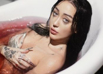 Miley Cyrus little sister Noah Cyrus First Grammy Award Ceremony